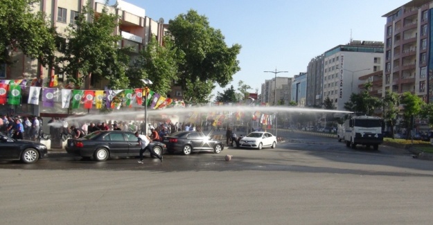 Yolu trafiğe kapatan gruba polis müdahalesi