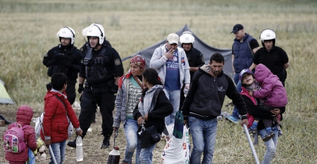 Yunan polisi mülteci kampını boşaltıyor