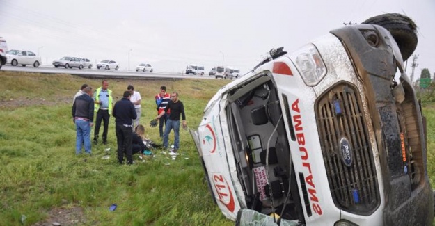 Ambulans takla attı: 1 ölü, 4 yaralı