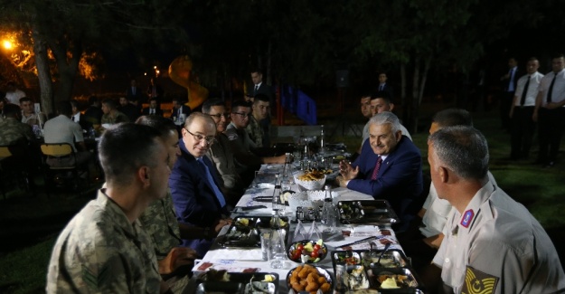 Başbakan askerlerle iftar yaptı