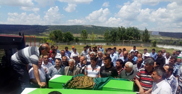 Cenazesine gidiyorlardı, birlikte toprağa verildiler