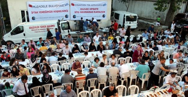 Dedelerinin geldiği topraklarda iftar sofrasına oturdular