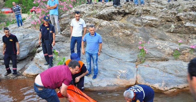 Girdiği şelaleden çıkamadı