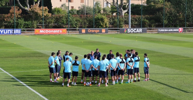 İmzayı atıp EURO 2016 için idmana koştu