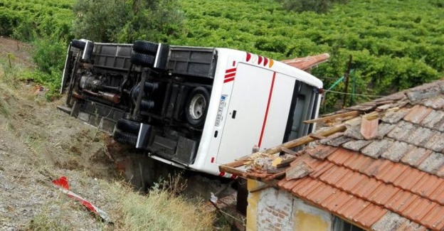 Öğrenci servisi kaza yaptı: 26 yaralı