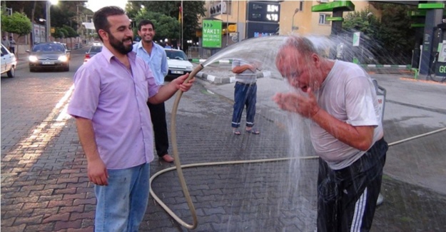 Sıcaktan böyle korunmaya çalıştılar