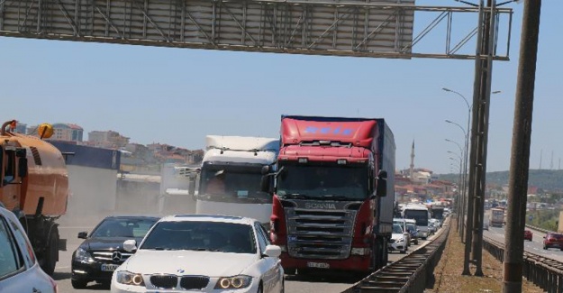 TEM’de 4 kişinin yaralandığı kaza trafiği kilitledi