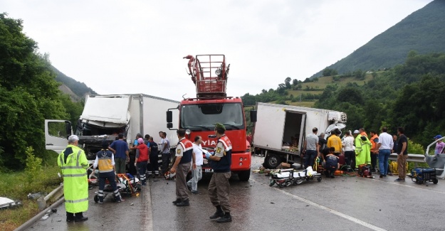 TIR ile kamyon çarpıştı: 1 ölü, 2 yaralı