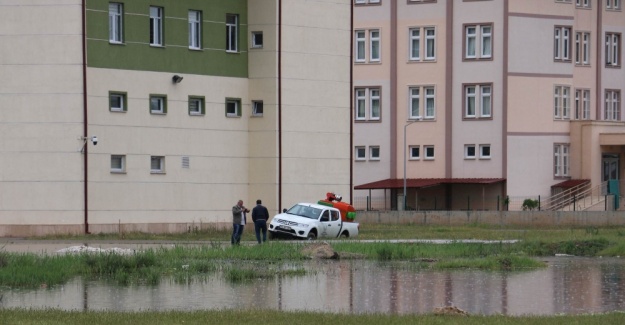 Yağmur, kar değil kanalizasyon suyu okullu tatil ettirdi