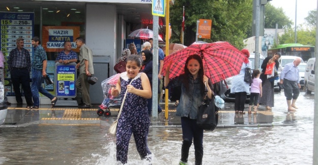 Yollar göle döndü