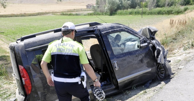 Araç şarampole uçtu: 1’i bebek 6 yaralı