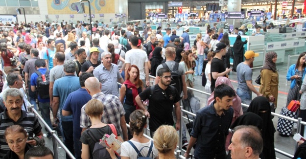 Atatürk Havalimanı’nda gurbetçi yoğunluğu