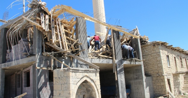 Cami inşaatı çöktü: 1 ölü, 1 yaralı