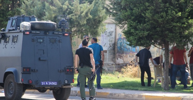 Diyarbakır’da motosikletli teröristler polise ateş açtı