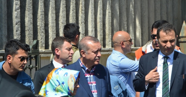 Erdoğan anne ve babasının kabrini ziyaret etti