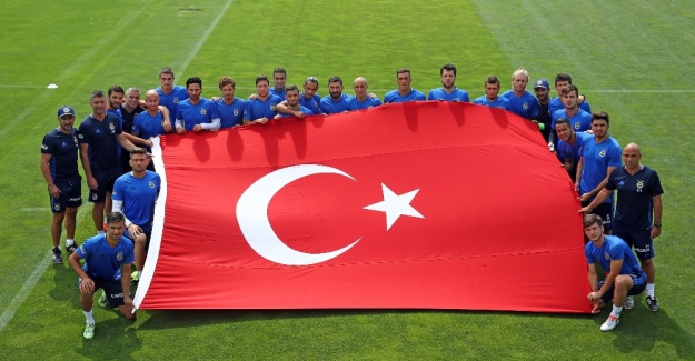 Fenerbahçe’den Türk bayraklı protesto