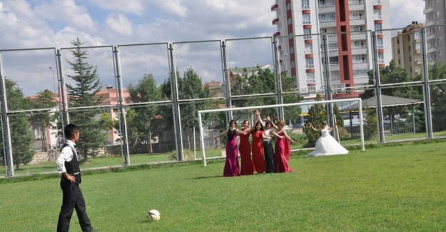 Gelin kalede, arkadaşlar barajda, damat frikik başında