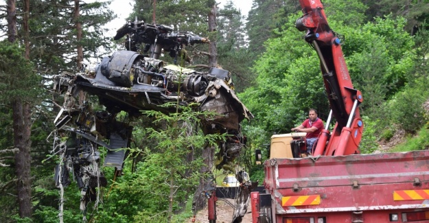 Helikopterin enkazı kaldırıldı