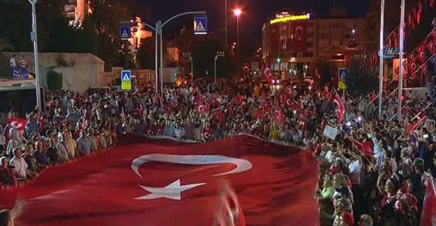 İstanbul’da demokrasi nöbeti sürüyor