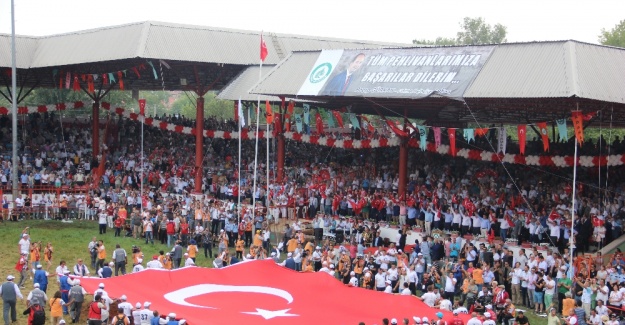 Kırkpınar’da dev Türk bayrağı açıldı