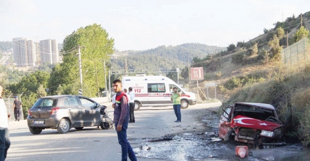 Otomobiller hurdaya döndü: 2’si çocuk 7 yaralı