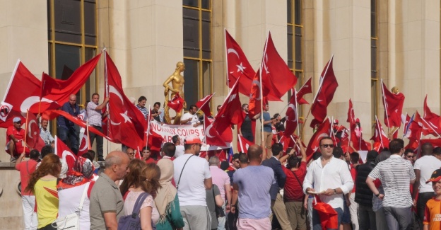 Paris’te Türklerden FETÖ karşıtı gösteri