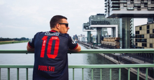 Podolski Flamengo forması giydi