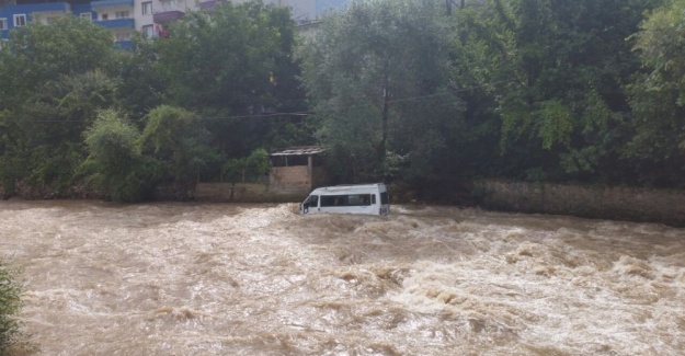 Sel suları araçları sürükledi