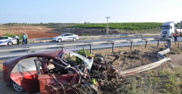 Suriyelilerin otomobili bariyerlere girdi: 2 ölü !