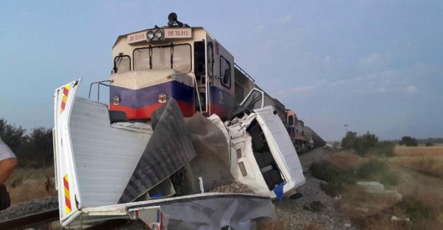 Tren hemzemin geçitte işçi dolu kamyonete çarptı: 2 ölü, 4 yaralı