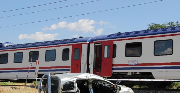 Tren otomobile çarptı: 3 ölü