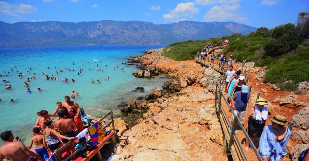 Turistler teknelerle oraya akın etti