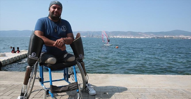 Depremde ayaklarını kaybetti, kendini topluma adadı
