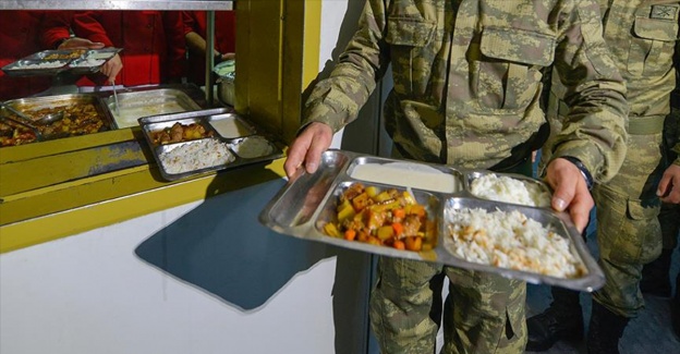 'FETÖ terörle mücadele eden askeri yemek kuyruğunda bekletmiş'