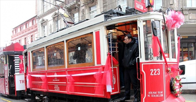 Nostaljik tramvayda 'nostaljik müzik'le seyahat
