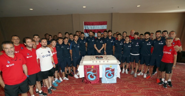 Trabzonspor kuruluş yıldönümünü pasta keserek kutladı