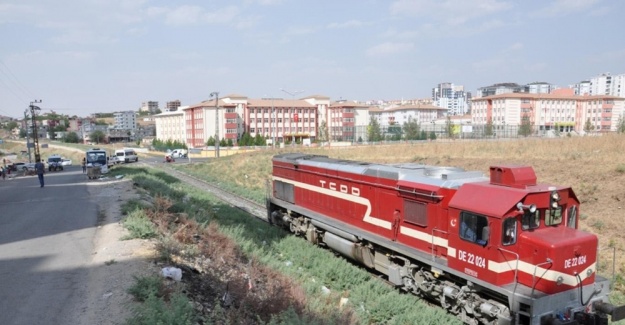 Trenle çarpışan motosiklet sürücüsü hayatını kaybetti