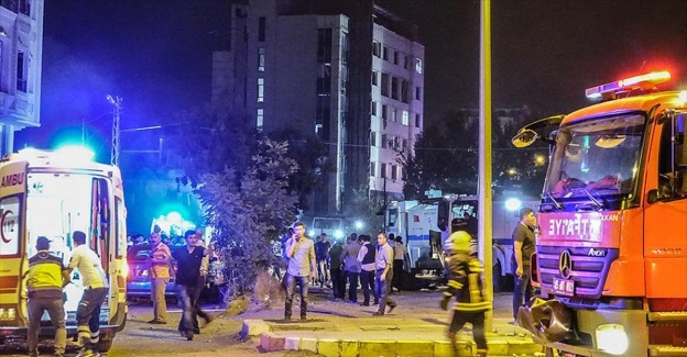 Van'da polis merkezine bomba yüklü araçla saldırı