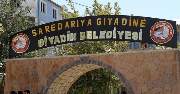 Diyadin Belediyesinin Kürtçe tabelası tekrar asıldı
