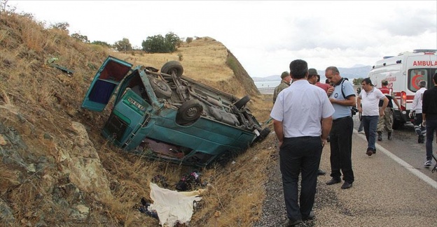 
Elazığ'da minibüs şarampole devrildi: 2 ölü, 12 yaralı
