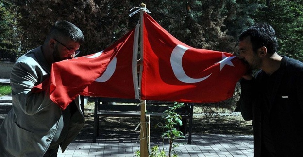 Kopan iki bacağına aldırmadan 'önce silah arkadaşım' dedi
