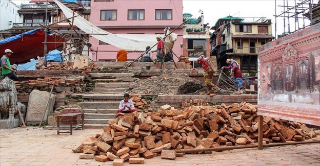 Nepal depremin izlerinin silinmesini bekliyor
