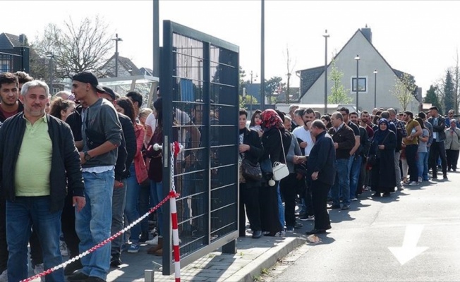 Almanya&#039;daki sandıklarda uzun kuyruklar oluştu