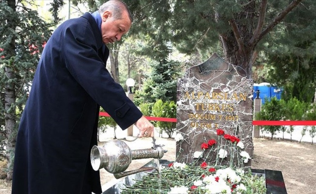 Erdoğan'dan Türkeş'in kabrine ziyaret