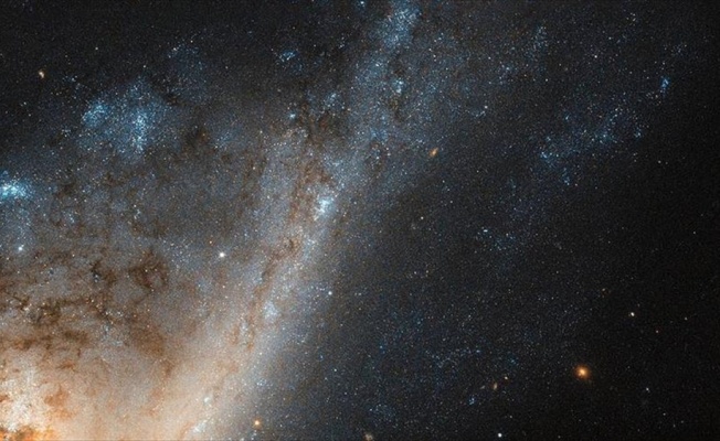 Hubble Başak Takımyıldızı'nda 'yıldız yağmuru galaksisi' keşfetti