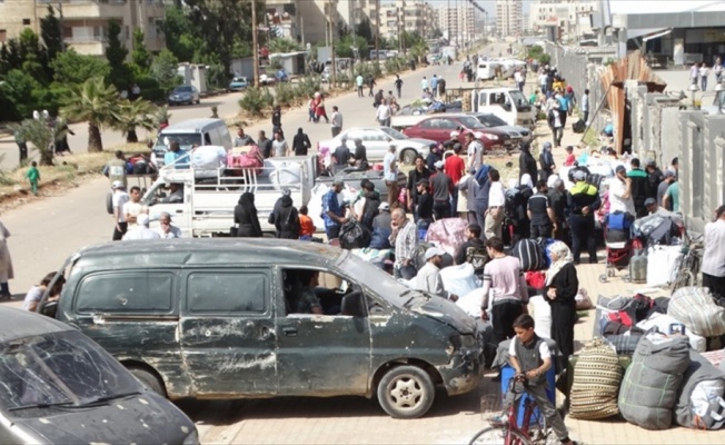 Suriye'de rejim kuşatmasındaki Vaer'den tahliyeler sürüyor
