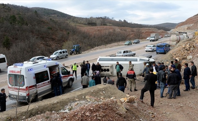 Tokat'ta öğrenci servisi devrildi: 16 yaralı