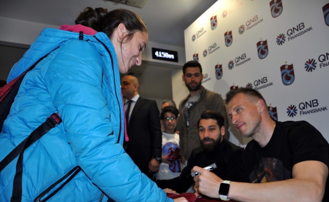 Trabzonsporlu futbolcular imza gününe katıldı