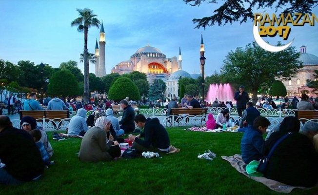 30 bin kişi ilk iftarını Sultanahmet'te açtı