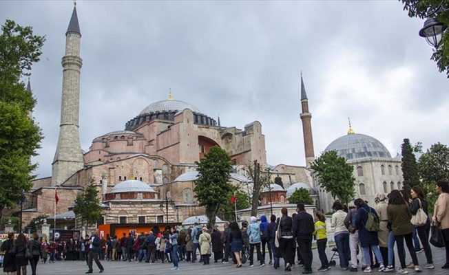 Ayasofya'da 'Müzeler Gecesi' kuyruğu